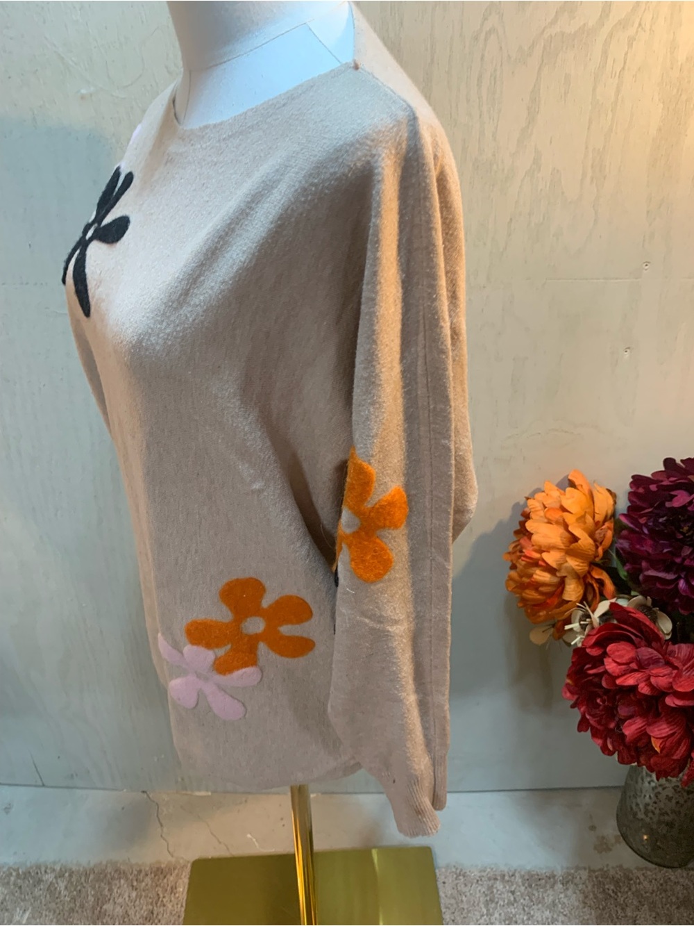 Beige Floral Appliqué Scoop-Neck Sweater - Picture 2 of 6